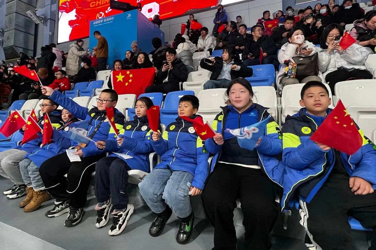 欧博ABG公益圆梦希望学子观看亚冬会冰球赛事